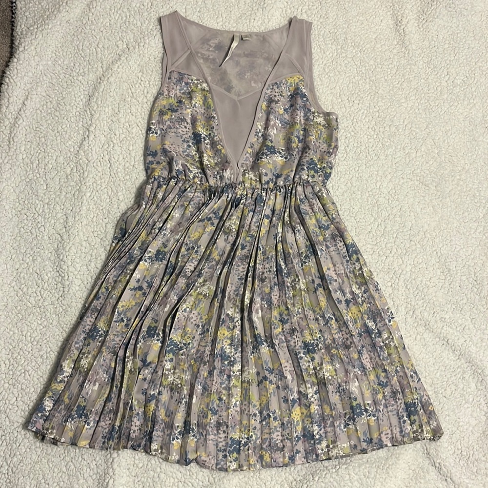 Beautiful flower print dress. Would be perfect for a wedding!
